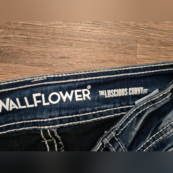 WallFlowerJuniors' WallFlower Insta Stretch Luscious Curvy Bootcut Jeans - Picture 6 of 10